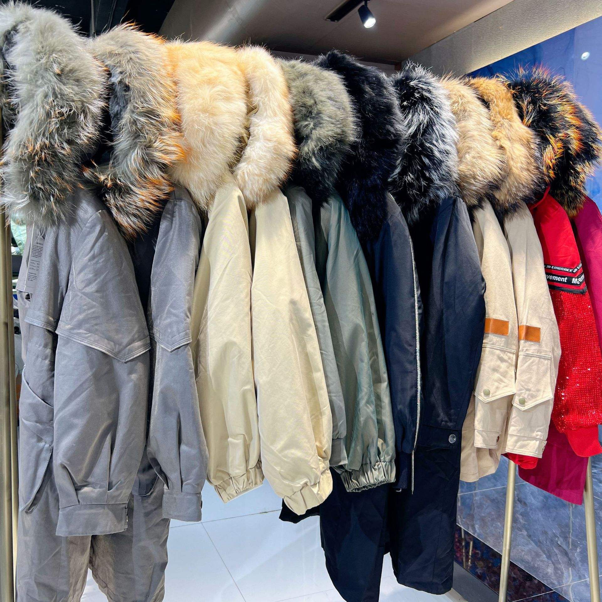 專柜羽絨服尾貨批發(fā)一線品牌商場(chǎng)撤柜女裝折扣走份貨源實(shí)體直播